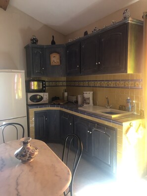 Réfrigérateur, micro-ondes, four, plaque de cuisson