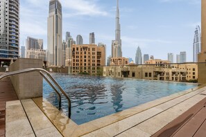 Outdoor pool - Waves - Chic Apartment With Dubai Skyline Views (Dubai)