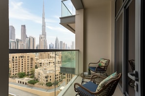 Balcony - Waves - Chic Apartment With Dubai Skyline Views (Dubai)