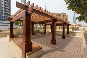 Front of property - Waves - Chic Apartment With Dubai Skyline Views (Dubai)