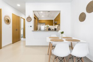 Deluxe Apartment | Dining room - Waves - Chic Apartment With Dubai Skyline Views (Dubai)