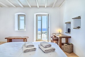 4 bedrooms, in-room safe, desk, iron/ironing board - VILLA EKAVI FILIZI - Seaside Residence just outside of Naousa (Naousa)