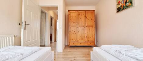 4 bedrooms, travel crib, free WiFi