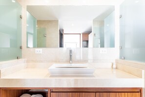 Shower, hair dryer, towels