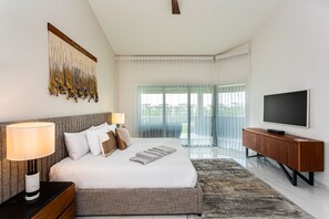 2 habitaciones, escritorio y tabla de planchar con plancha 