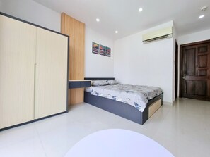 Deluxe-dobbeltværelse - byudsigt | 1 soveværelse, premium-sengetøj, senge med topmadrasser, skrivebord