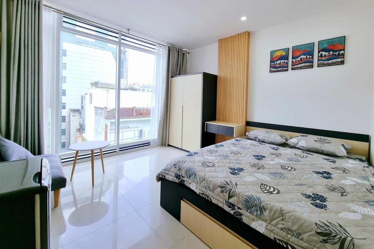 Quarto casal luxo, vista para a cidade | Roupas de cama premium, camas com colchões pillow-top, escrivaninha