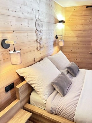 3 bedrooms, travel crib, free WiFi, bed sheets