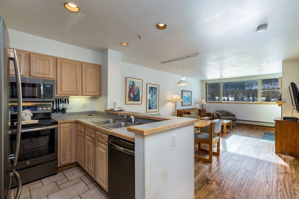 Fridge, microwave, oven, stovetop - Lakeside Condo in Keystone w/ Mountain Views, Short Walk to Shops & Dining! (Keystone)
