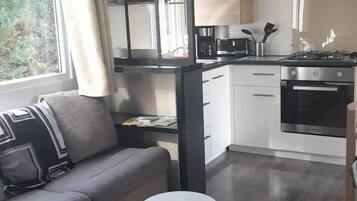Geladeira, micro-ondas, fogĂŁo, cooktop