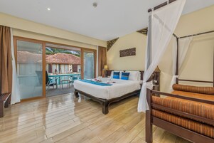 Deluxe Double Room with Pool Access | セーフティボックス (室内)、客室ごとに異なる装飾、デスク、ノートパソコン用作業スペース