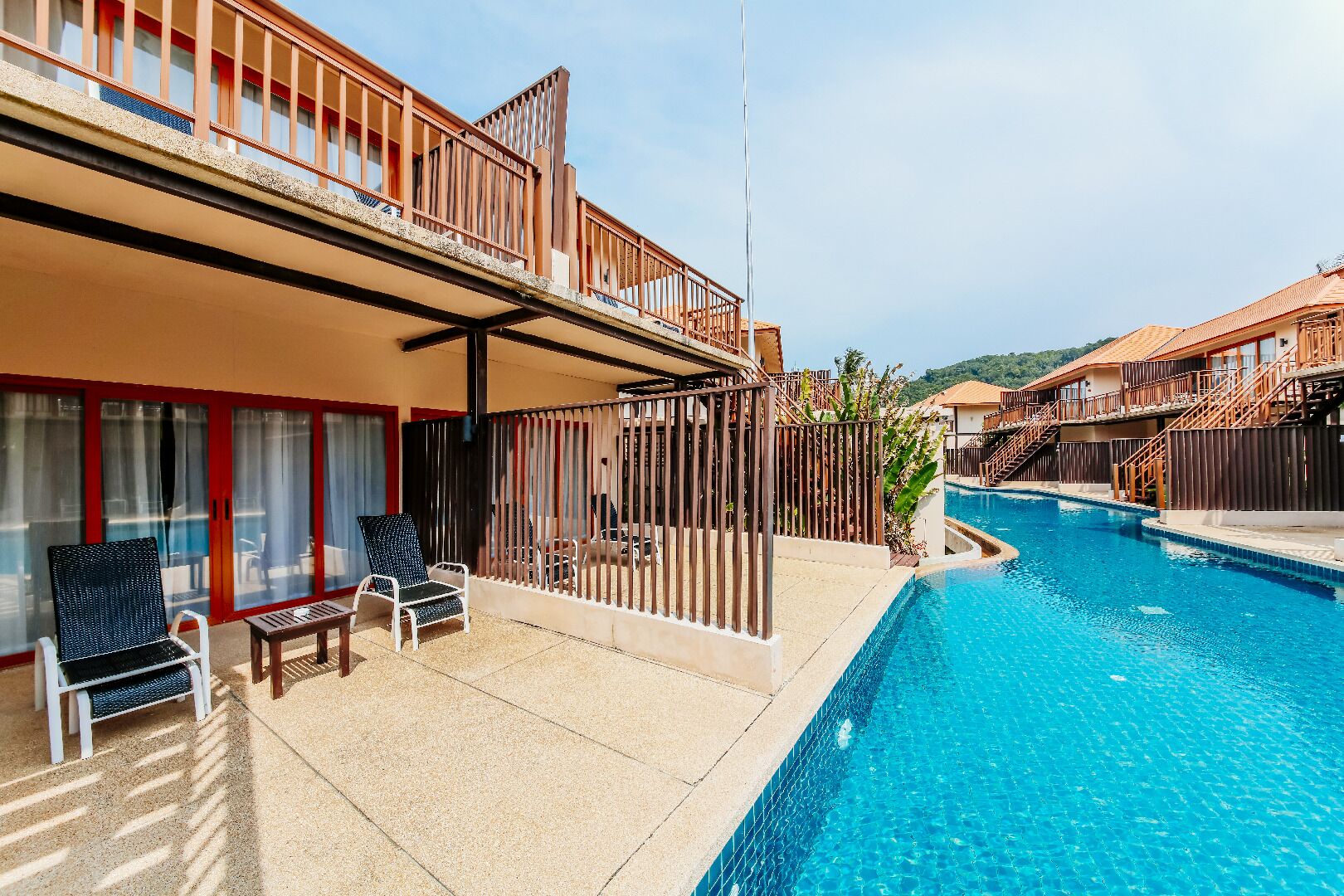 Deluxe Twin Room with Pool Access | セーフティボックス (室内)、客室ごとに異なる装飾、デスク、ノートパソコン用作業スペース