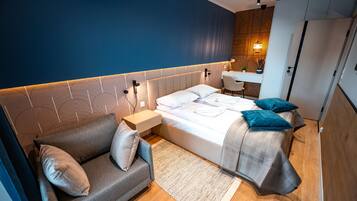 Un dormitorio moderno con cama, sofá y escritorio.