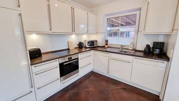 Een koelkast, een microgolfoven, een oven, een kookplaat