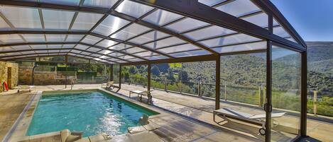 من حمّامات السباحة المغطاة