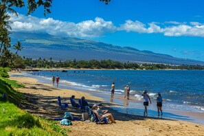On the beach - Beachfront 2BR condo with ocean lanai and pool access summer deals (Kihei)
