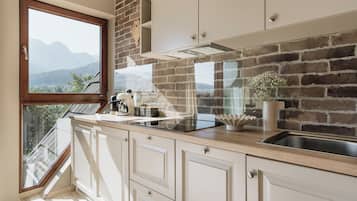 Comfort Apartment | Private kitchenette | Full-sized fridge, stovetop, dishwasher, electric kettle