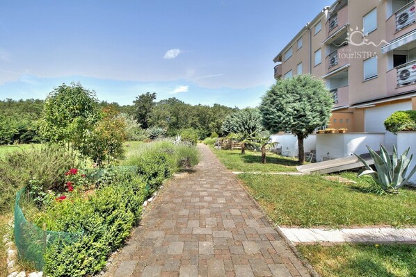 Property grounds - Summer apartment near the beach and all the fun - El Sol (Umag)
