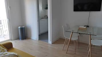 Refrigerador con freezer, microondas, horno, placa de cocina