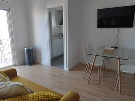 大冰箱、微波炉、烤箱、炉灶