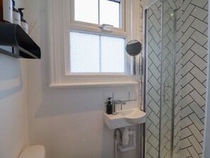 Shower, hair dryer - 11a Manning Road (Felixstowe)