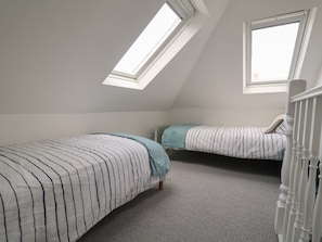 2 bedrooms, individually decorated, individually furnished, free WiFi - 11a Manning Road (Felixstowe)