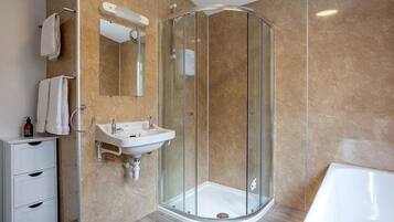Chalet | Bathroom | Separate bathtub and shower, deep-soaking bathtub, hair dryer, towels