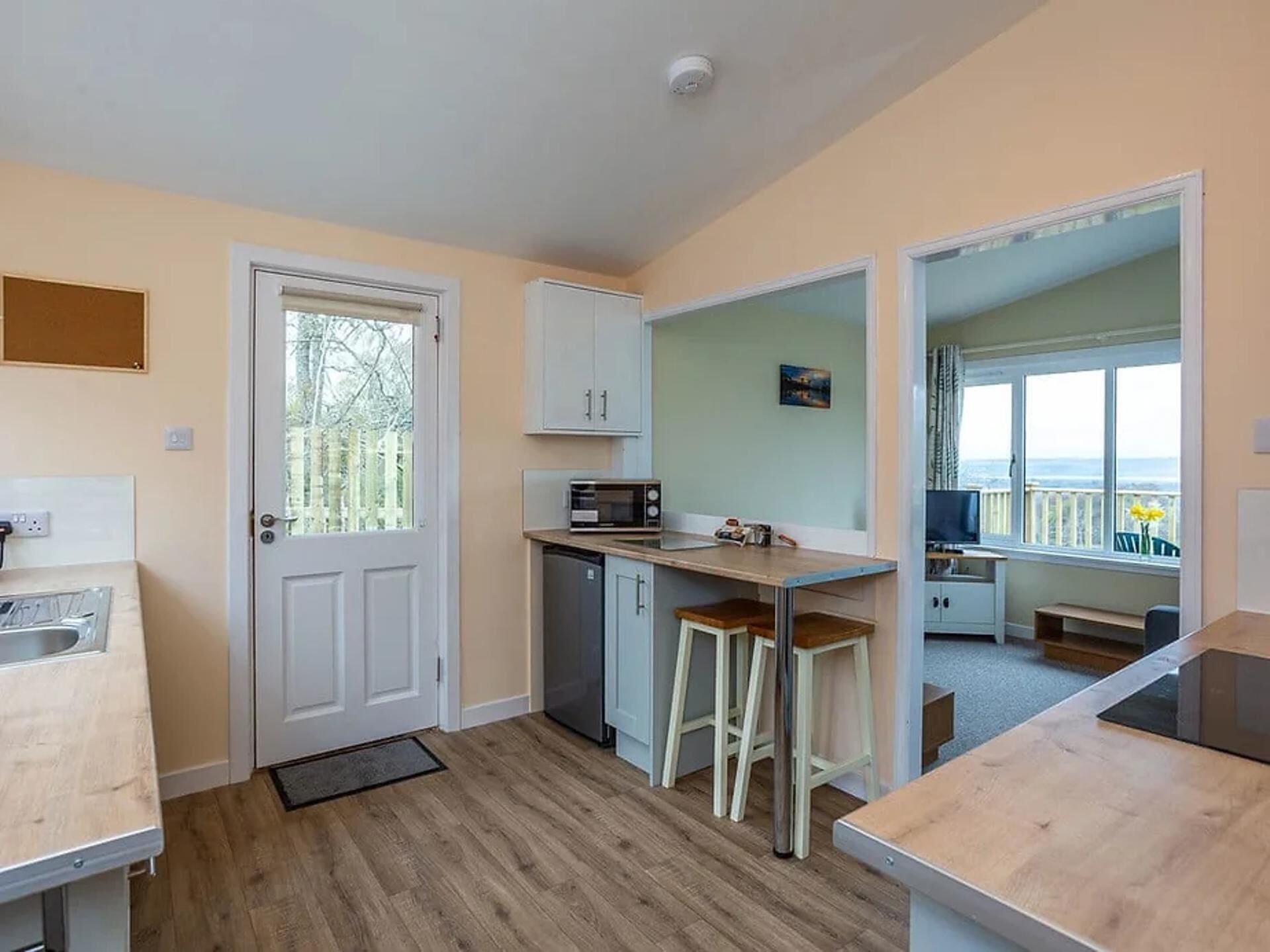 Chalet | Private kitchen | Fridge, microwave, oven, stovetop