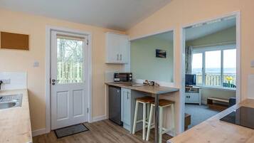 Chalet | Private kitchen | Fridge, microwave, oven, stovetop