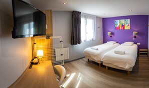 Työpöytä, kannettavalle tietokoneelle sopiva työtila, ilmainen Wi-Fi