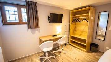 2 bedrooms, desk, laptop workspace, free WiFi