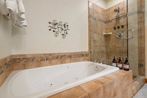 Dusche, Whirlpool, Haartrockner, Handtücher