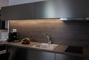 Frigorífico pequeño, placa de cocina y hervidor eléctrico