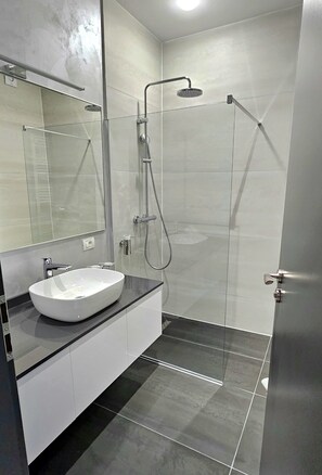 Triple Room | Bathroom | Hair dryer, slippers, towels, soap - M City Aparthotel (Arad)
