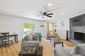 TV, caminetto, studio