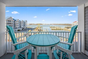 Outdoor dining - White Marlin 304B - 1 bedroom bayside, outdoor pool, downtown close to beach and boards (Ocean City)