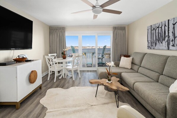 Living area - White Marlin 304B - 1 bedroom bayside, outdoor pool, downtown close to beach and boards (Ocean City)