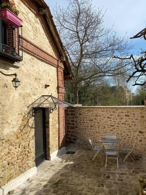 Outdoor dining - Studio Duplex Avec spa et Cour Privée (Bonnelles)