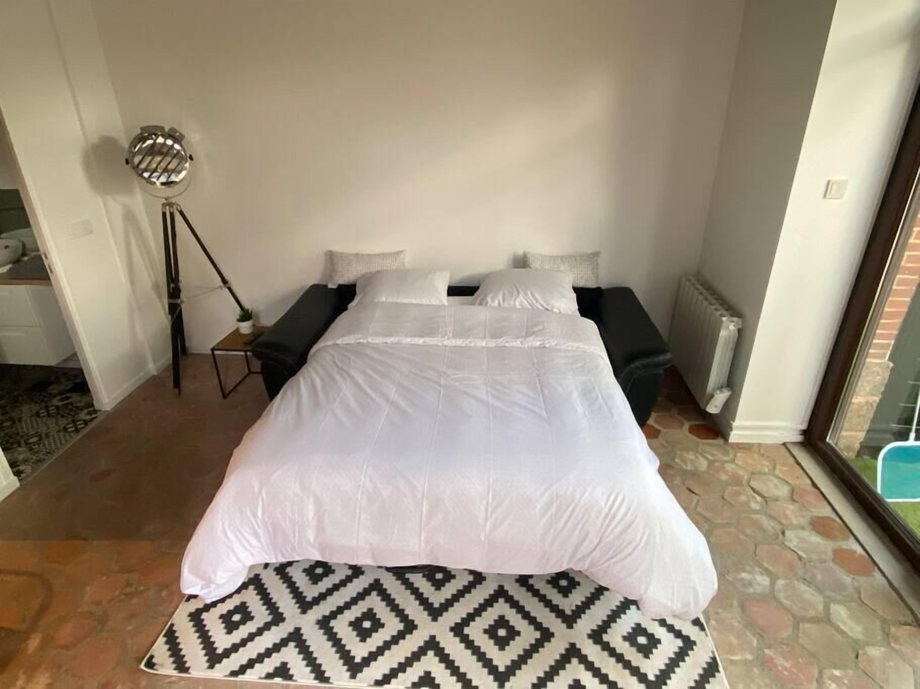 Tabla de planchar con plancha, cuna de viaje, wifi y ropa de cama 