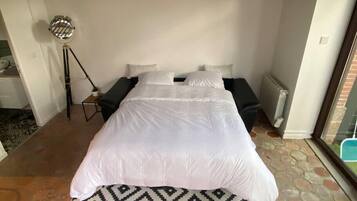 Een strijkplank/strijkijzer, reisbedje, wifi, beddengoed