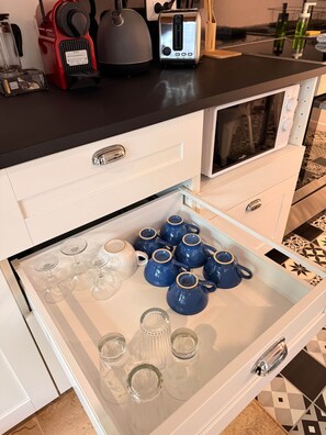 Fridge, microwave, oven, stovetop - Studio Duplex Avec spa et Cour Privée (Bonnelles)