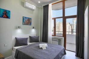 Estudio superior | Cortinas blackout, insonorización y tabla de planchar con plancha 