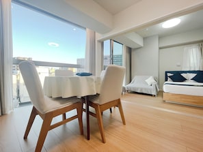 Appartement Familial, 2 chambres | Coin séjour | Imprimantes