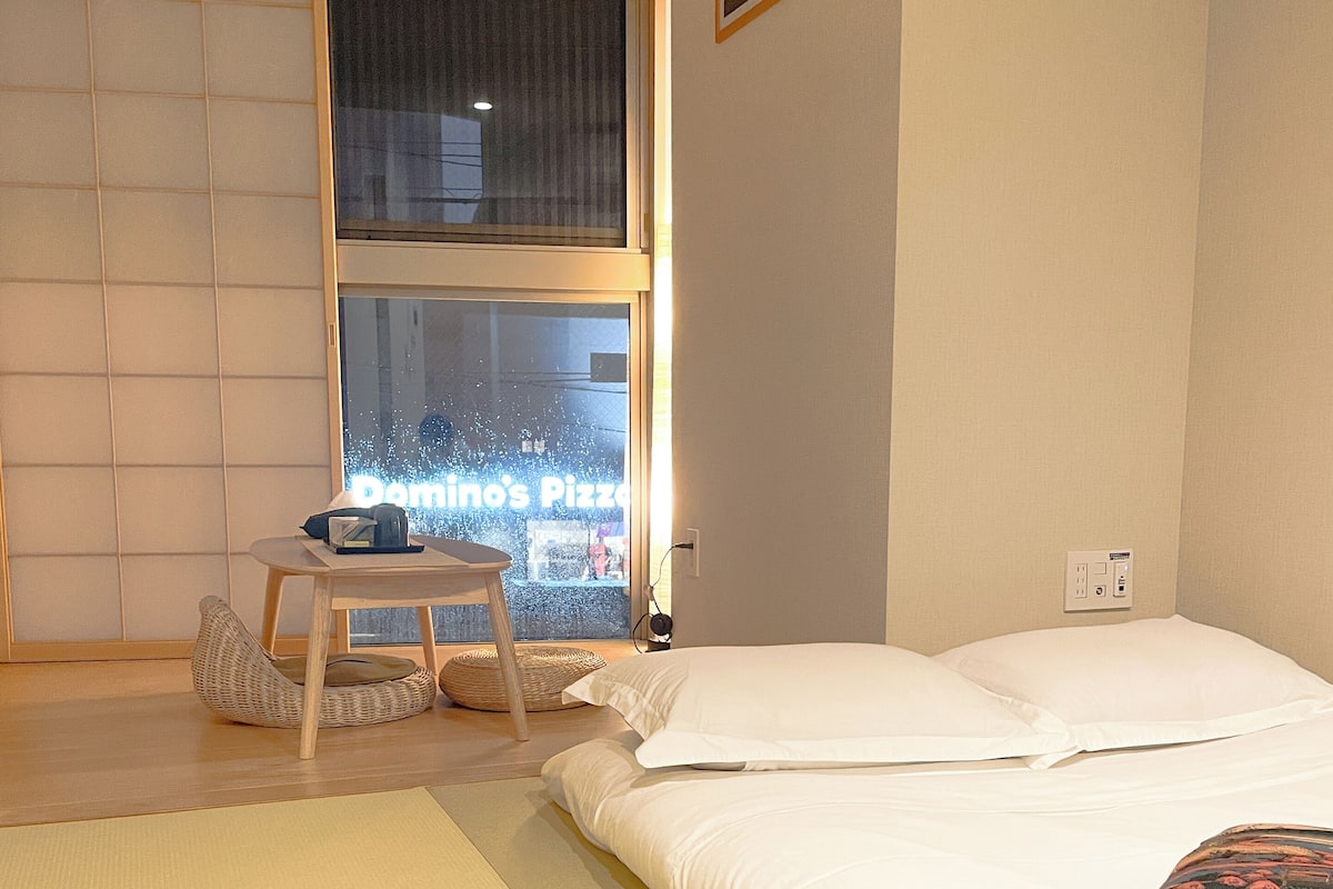 2 kamar tidur, seprai premium, brankas, dan didekorasi berbeda-beda