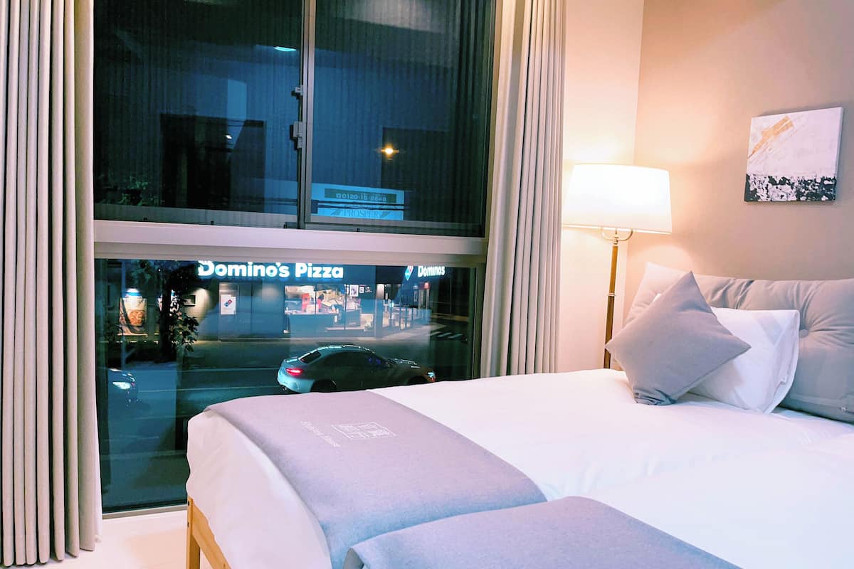 Apartemen Deluks, 2 Tempat Tidur Twin, pemandangan kota | 2 kamar tidur, seprai premium, brankas, dan didekorasi berbeda-beda