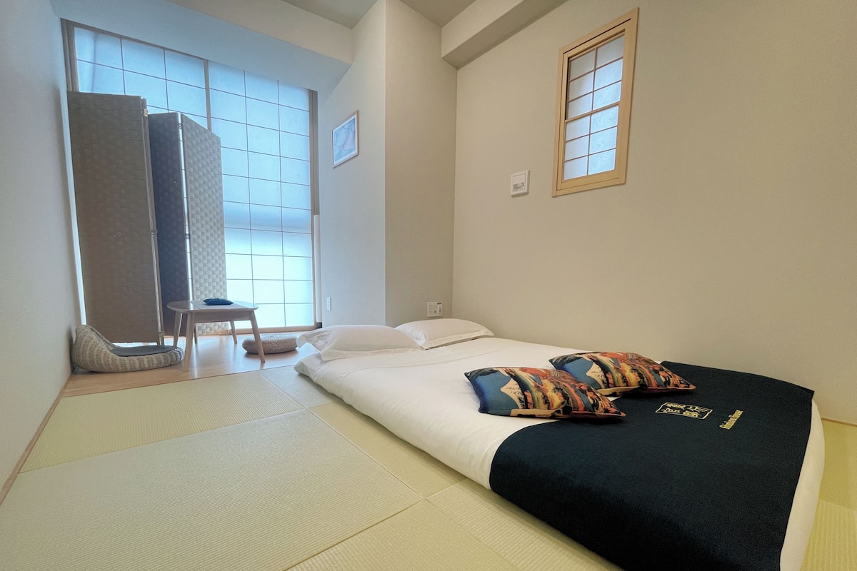 2 kamar tidur, seprai premium, brankas, dan didekorasi berbeda-beda