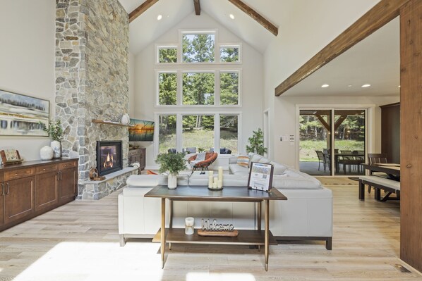 Smart TV, chimenea, futbolito y tenis de mesa 