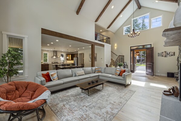 Smart TV, fireplace, table football, ping pong - More Time, More Family Moments — Enjoy a 1pm to 1pm Stay in Suncadia (Cle Elum)