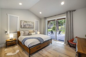 5 Schlafzimmer, Schreibtisch, Bügeleisen/Bügelbrett, Reisekinderbett