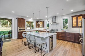 冷蔵庫、電子レンジ、オーブン、コンロ